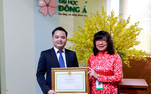 ĐH Đông Á nhận Bằng khen của Chủ tịch UBND TP Đà Nẵng